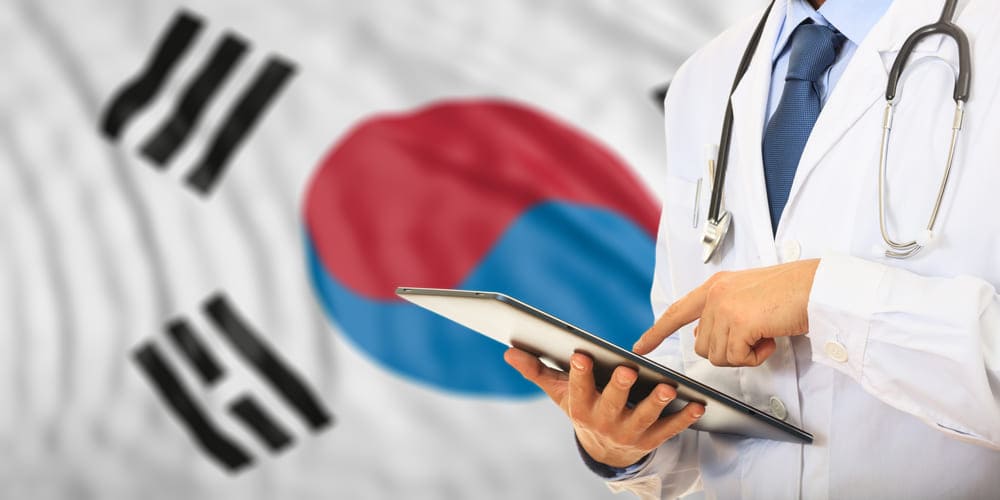 shutterstock_590636879 (2) (2) 韓国の国旗と男性医師